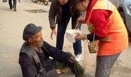 环卫工人爆料老人视频,老人不文明行为引发网友热议